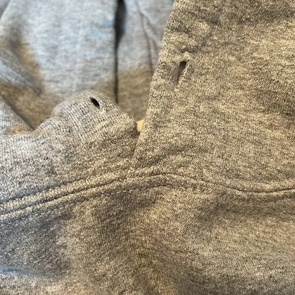 Gildan gray sweatshirt - Picture 3 of 4